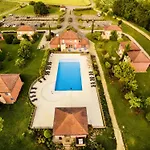 Avec Terrasse, Piscine Et Ping-pong *